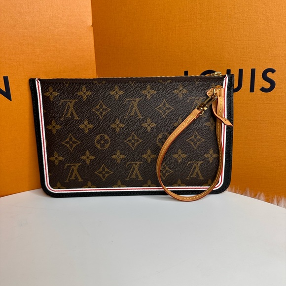 Authentic ultra Rare Wristlet Pouchette Wristlet - Picture 6 of 7